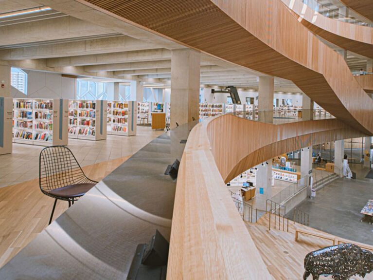 Bibliothek mit Holz