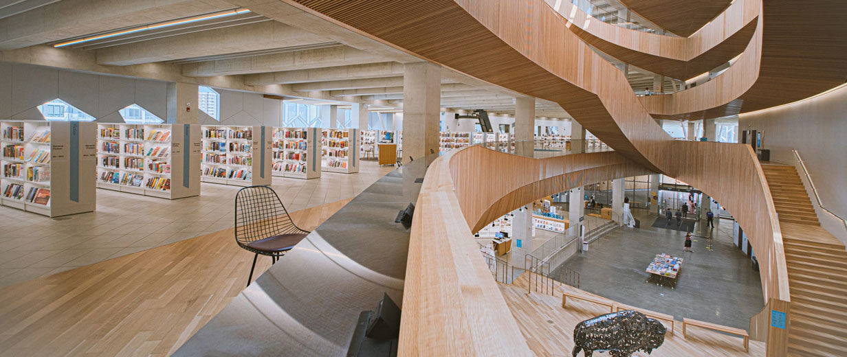 Bibliothek mit Holz